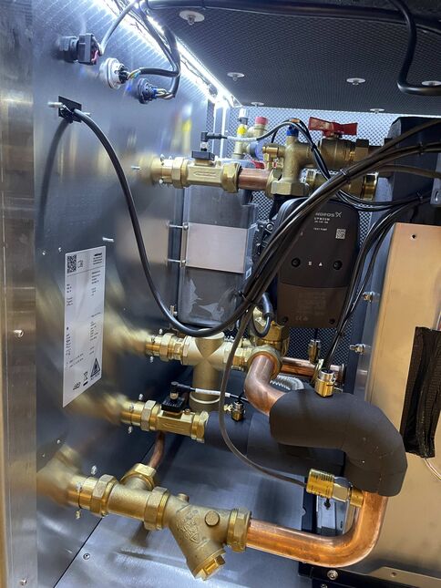 Das Innenleben der Geoblock WGB 20 ist gut sichtbar in diesem Demo-Gerät. Die sonst angebrachten Dämmungen sind hier nur angedeutet.